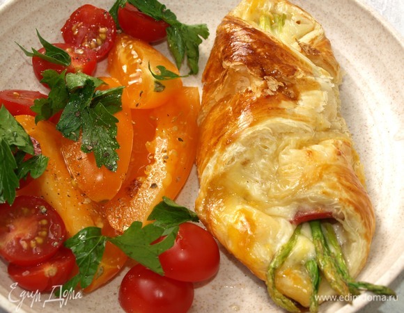 Подавать с салатом из свежих овощей.