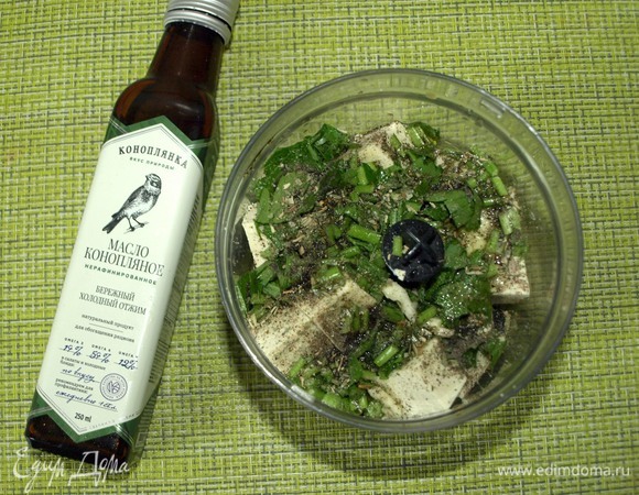 Складываем в чашу блендера маслины, тофу, петрушку, чеснок. Добавляем конопляное масло ТМ «Коноплянка», соль, перец, лимонный сок и майоран.