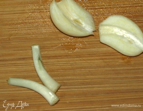 Чеснок разрезать на две половинки. Удалить отростки.