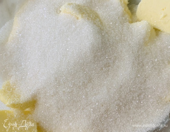 Взбиваем сливочное масло комнатной температуры с сахаром и ванилином.