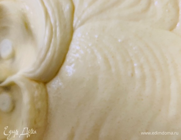 Добавляем яйца, продолжаем взбивать до состояния плотного светлого крема.