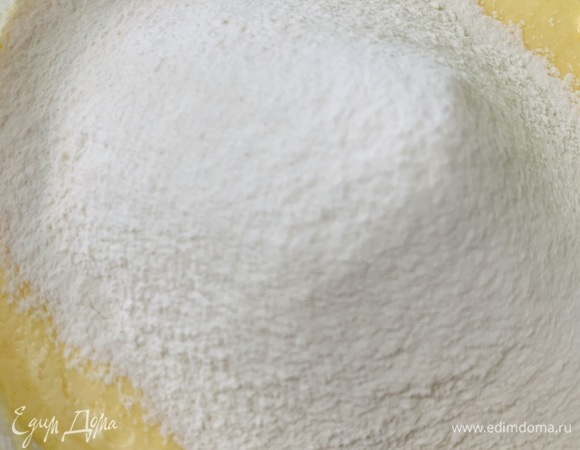 Вводим просеянную муку с разрыхлителем. Взбиваем недолго, до однородного состояния. Тесто получается густое.