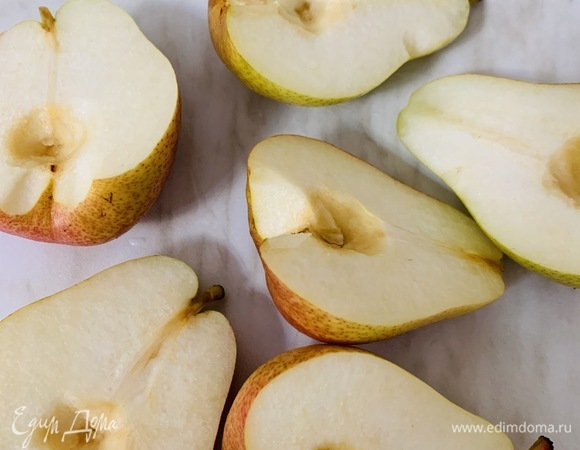 Разрезаем груши вдоль пополам, вырезаем сердцевину и низ.