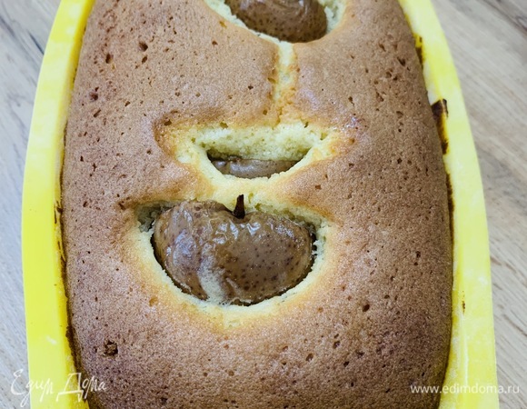 Выпекаем в духовке, разогретой до 170°C, около 50 минут. Смотрите по своей духовке. Возможно, понадобится чуть больше времени. Важно: готовность проверяем деревянной лучинкой в самой середине пирога в непосредственной близости от выпуклой части груши.