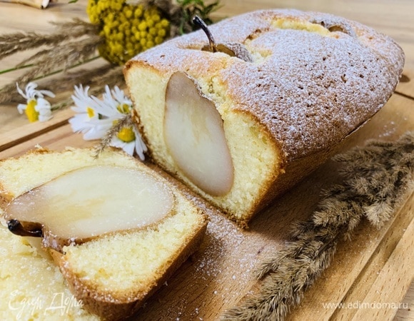 Готовый бисквитный пирог с грушами достаем из духовки и оставляем в форме до полного остывания. Остывший пирог достаем из формы и посыпаем (по желанию) сахарной пудрой с корицей.