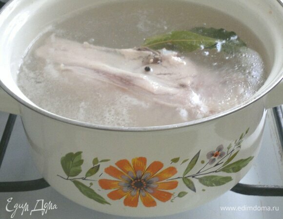 Куриное филе отварить до готовности. В середине варки посолить. Дать мясу остыть в бульоне.