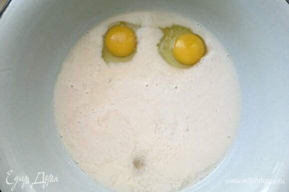 В подошедшую молочно-дрожжевую смесь добавить яйца, перемешать.