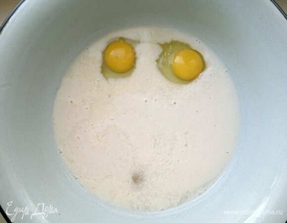 В подошедшую молочно-дрожжевую смесь добавить яйца, перемешать.