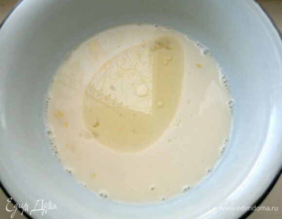 Влить растительное масло, перемешать.