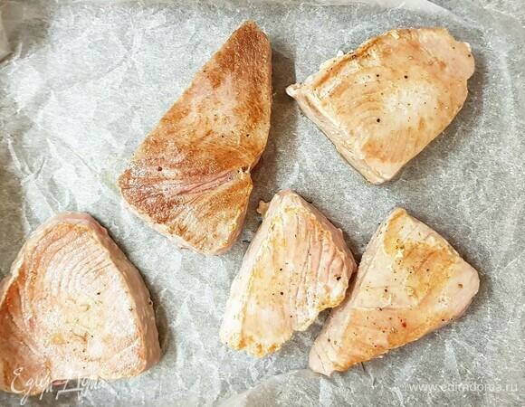 Тунец обжарьте на масле на сильном огне буквально по две минуты с каждой стороны. Бока тоже обжарьте, чтобы побелели.