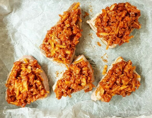 Выложите тунца на противень, застеленный пергаментом, разложите равномерно сверху глазурь и уберите в духовку буквально на 7–10 минут при 180°C.