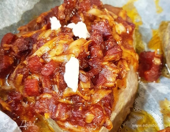 Салями начнет плавиться и давать свой сок тунцу, сыр подплавится и сделает глазурь очень нежной.