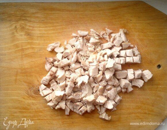 Остывшее куриное филе нарезать небольшими кусочками.