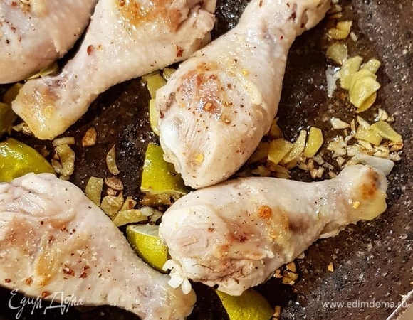 Куриные голени промойте, просушите бумажным полотенцем. Чеснок очистите, мелко нарубите. Имбирь измельчите слайсами. Чили нарежьте мелкими колечками. Но я, кстати, использовала при жарке сушеный чили, а свежий добавила для запекания. Лаймы разделите на четвертинки.<br />
Разогрейте на сковороде оливковое масло. Обжарьте куриные голени на сильном огне до румяной корочки. Убавьте огонь, добавьте к голеням измельченные овощи и половину лаймов, посолите по вкусу. Прожарьте голени с овощами 5–7 минут.