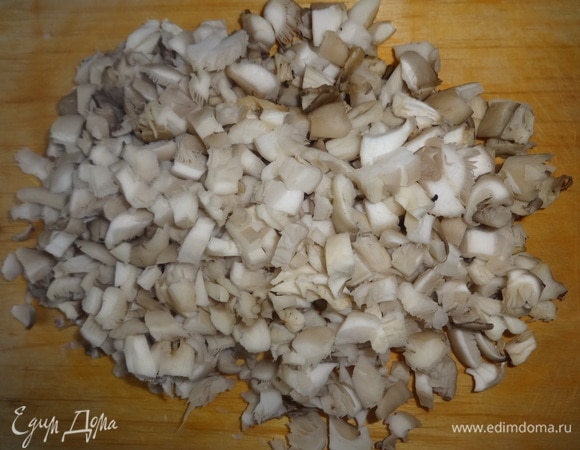 Шампиньоны обтереть салфеткой, нарезать небольшими кусочками.