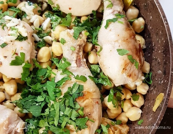 Затем добавьте в сковороду нут. У меня был консервированный, но если есть обычный — то же самое. Нужно только его предварительно замочить на ночь и проварить минут 30.