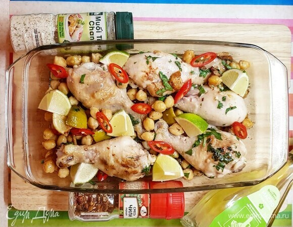 Все перемешайте аккуратно. Сбрызните кунжутным маслом. Добавьте кориандр и измельченную петрушку. Если есть сушеный лемонграсс — идеально. У меня вьетнамская комбинированная соль с чесноком и лемонграссом.<br />
Затем все переложите в форму для запекания, влейте немного куриного бульона, приправьте сверху свежим чили, воткните оставшиеся лаймы и уберите в духовку на 30 минут при 220°C.