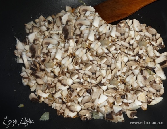 Затем добавить шампиньоны и жарить до испарения жидкости.