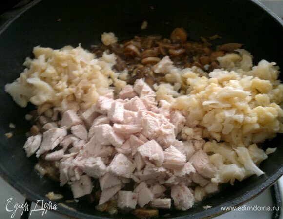 После добавить нарезанное филе и цветную капусту, обжарить 5 минут.