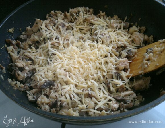 В остывшую начинку добавить натертый сыр, перемешать.