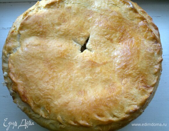 Готовый пирог достать из духовки, дать ему немного остыть. Вынуть из формы. Смазать пирог небольшим кусочком сливочного масла.