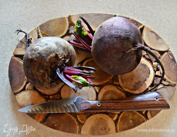 Две небольшие свеклы необходимо предварительно помыть, отварить или запечь в духовке. Остудить и почистить.