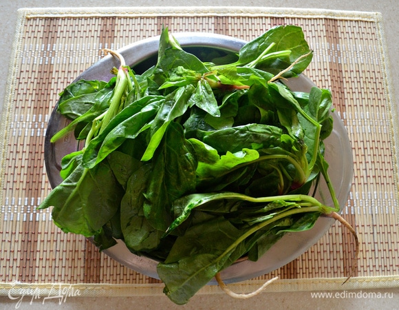 Шпинат также нужно хорошо промыть, удалить лишние корешки-стебельки. Затем обдать кипятком и сразу же положить на несколько секунд в холодную воду, тем самым шпинат немного обварится, и сохранится насыщенный зеленый цвет После чего воду необходимо слить, шпинат обсушить.