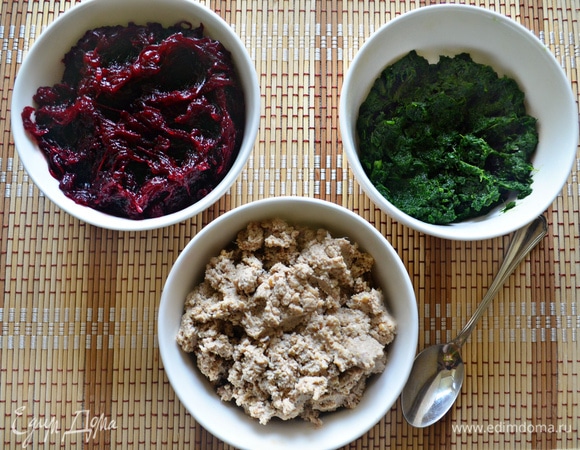 Свеклу натереть на мелкой терке, заправить солью, половиной специй и перемешать. Шпинат вместе с кинзой измельчить блендером и также заправить солью со специями, перемешать.