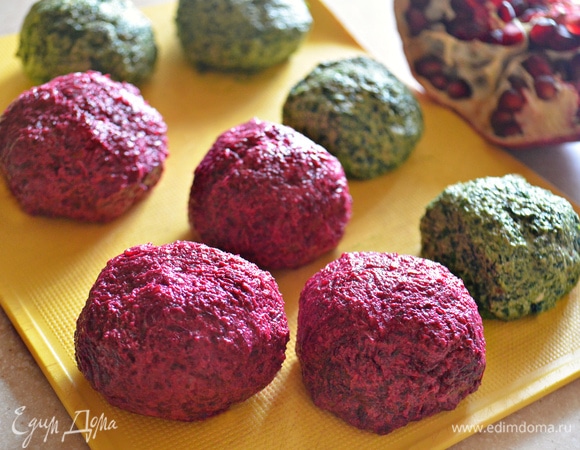 Разделить ореховую массу пополам. Одну часть добавить к свекле, вторую — к шпинату. Каждую массу хорошо перемешать. Из свекольной и шпинатной массы сформировать шары диаметром около 4 см. Переложить готовые пхали на доску и поместить в холодильник на 1 час для охлаждения.