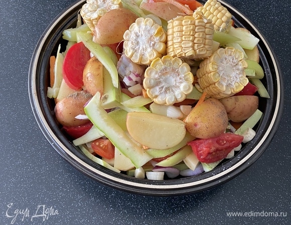 Куриные голени ставим в середину тажина пирамидкой. Кладем вокруг них овощи. Солим, перчим, поливаем сверху соком из половины лимона. Также наливаем около 150 мл воды.