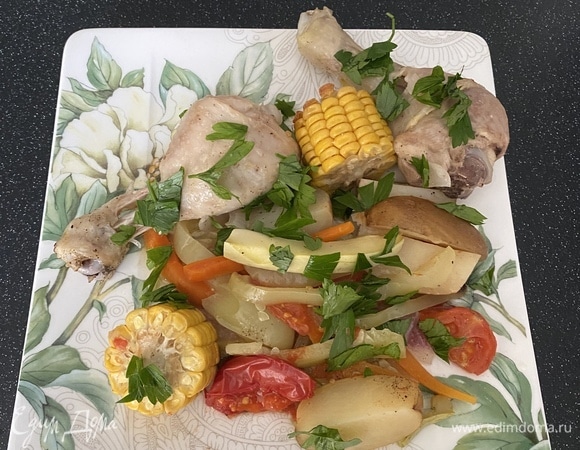 Ставим в духовку на 1,5 часа при 180°C. Перед подачей на стол посыпьте блюдо свежей зеленью. Приятного аппетита!