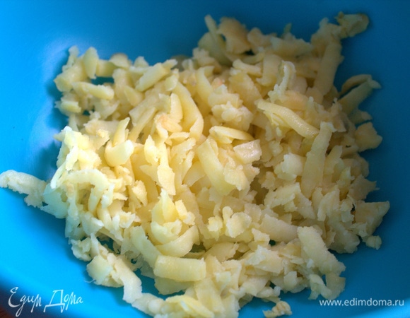 Картофель отварить заранее, натереть на любой терке.