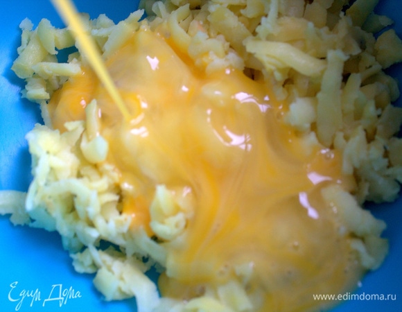 Влить слегка взбитые яйца.