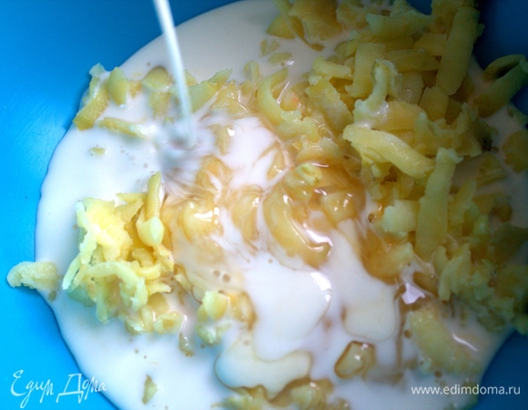 Влить кефир.