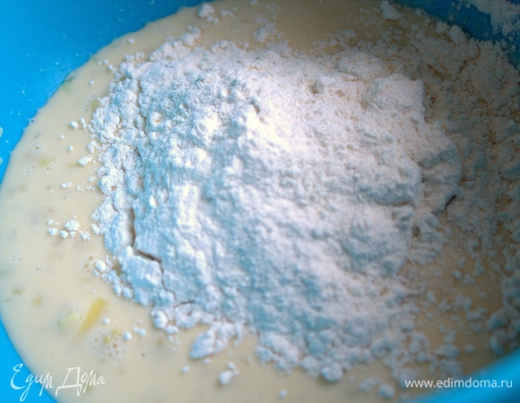 Всыпать муку. Муку добавляйте постепенно, ее количество зависит от густоты кефира.