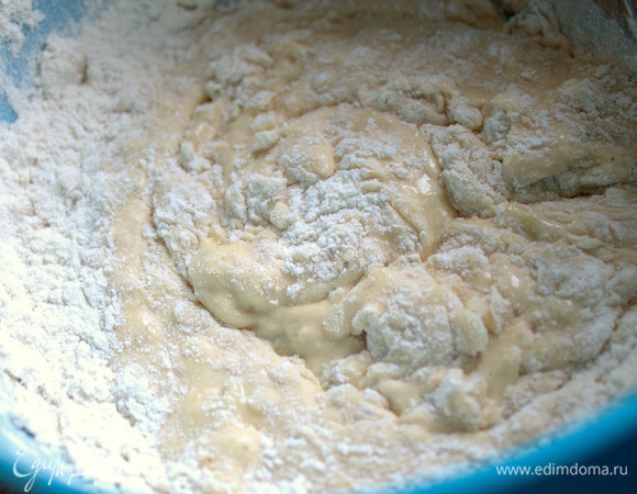 Замесить тесто, как на оладьи.