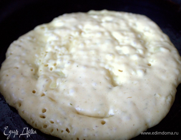 Разогреть сковороду, слегка смазав маслом, и влить в центр тесто.