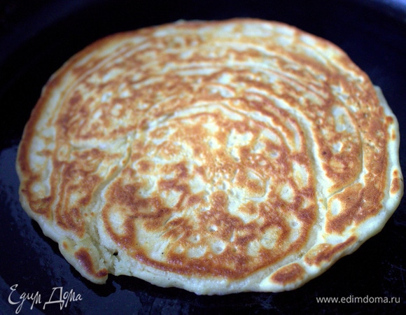 Жарим снизу и потом переворачиваем.