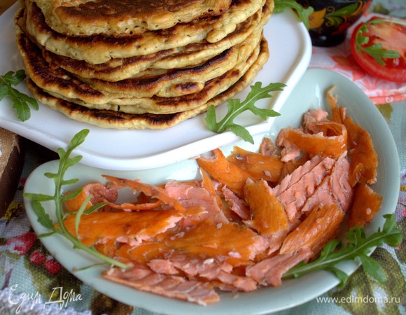 Вот идея подачи панкейков с копченой рыбой.