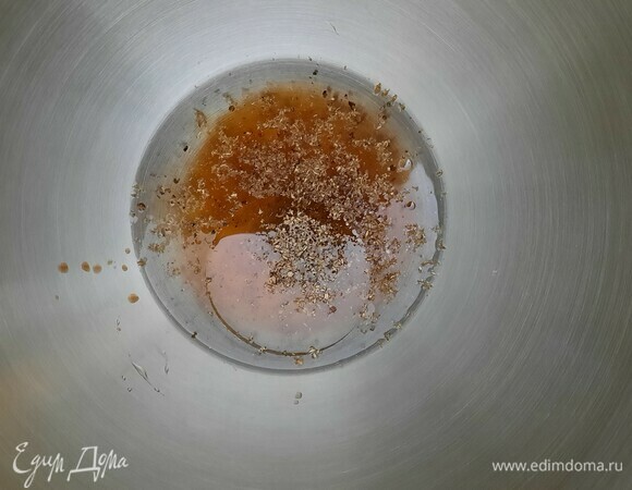 Теплую воду влить в миску, добавить мед, масло, соль, бальзамический уксус (можно яблочный или винный) и кориандр.