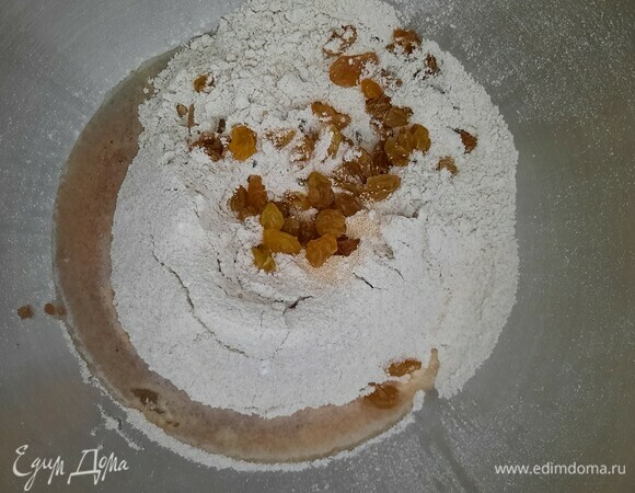 Муку просеять, добавить дрожжи, разрыхлитель и промытый изюм.