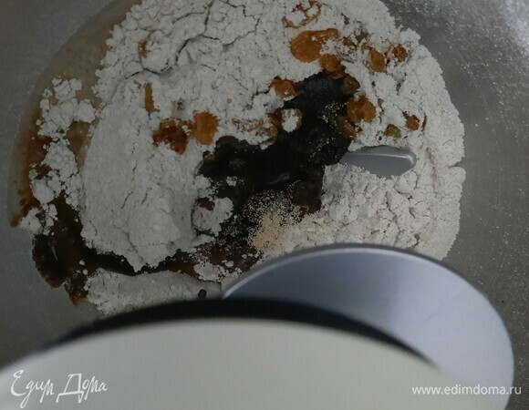 В конце влить солод. Замесить тесто (я использую миксер).