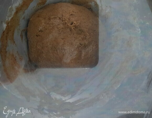 Тесто получится немного жидким. Накрываем пищевой пленкой и отставляем на 45–50 минут.