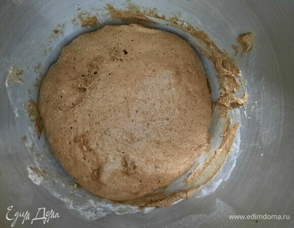 Когда тесто поднялось, руки смазываем маслом и выкладываем тесто в форму.