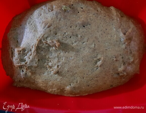 Форму ставим в духовку, нагретую до 40°C, на 25–30 минут. Разогреваем духовку до 180°C, выпекаем хлеб 20–25 минут.