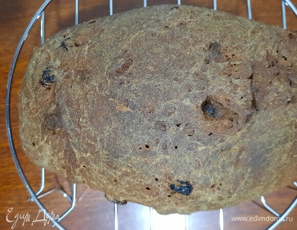 Готовый хлеб достаем и выкладываем на решетку остужаться. Приятного аппетита!