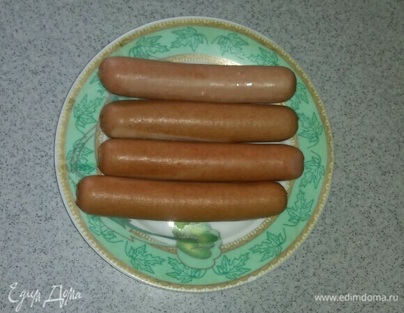 Сварить сосиски, вынуть из кастрюли и оставить их остывать. Сосиски для приготовления этого блюда можно использовать любые, которые вам нравятся.