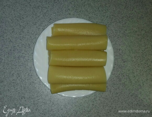 В кипящей подсоленной воде сварить каннеллони, постоянно помешивая, чтобы не прилипали ко дну и не рвались. Выложить на тарелку и дать остыть.