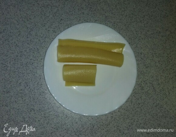 Затем нужно подготовить трубочки для сосисок (у меня на одну сосиску ушло 1,5 каннеллони). Для этого разрезаем канеллони по длине и затем надеваем их на сосиски, обваленные в сыре.