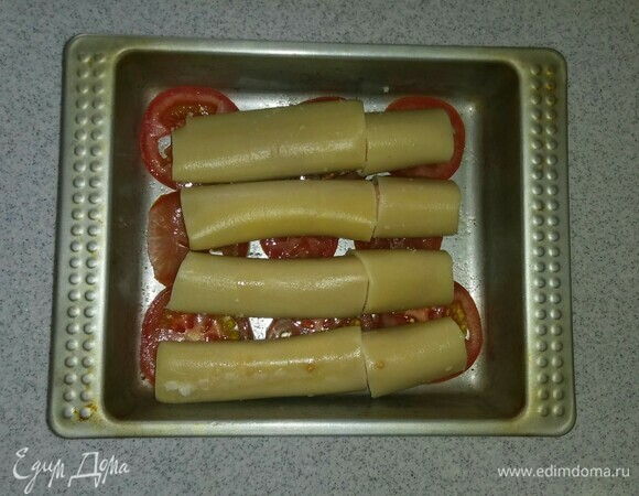 На помидоры выложить сосиски в трубочках.